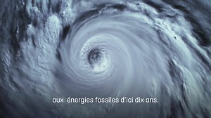 47K views · 751 reactions | Sur le #climat comme sur la #pollution de l’air, Emmanuel Macron doit encore traverser la route et se mettre au boulot. Le climat ne nous attendra pas pour se réchauffer au-delà de l'acceptable. Selon une étude sortie hier, nous avons 10 ans pour retirer les véhicules essence, diesel et hybride de la circulation si nous voulons limiter la casse climatique. L'enjeu ? Continuer à vivre dans un monde vivable. #CleanAirNow | Greenpeace France | Facebook