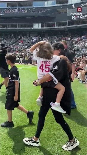 Honoring Bobby Jenks' family at '05 reunion 🥹🫶