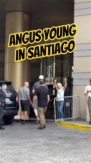 Fans celebrate as AC/DC’s Angus Young gives a thumbs up at the Santiago band hotel 👍 #ACDC #Santiago
