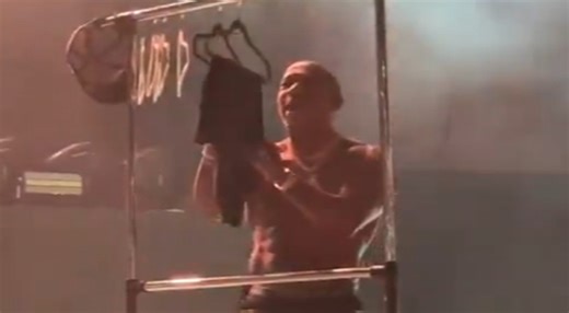 Ja Rule’s onstage dressing routine dominates the internet