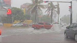 #ReporteCiudadano:Debido a las lluvias recientes, se ha registrado una fuerte corriente de agua en las principales avenidas de Ciudad Valles. Se recomienda a los ciudadanos tomar precauciones al transitar por estas áreas y considerar rutas alternativas. | Informativo Cd Valles