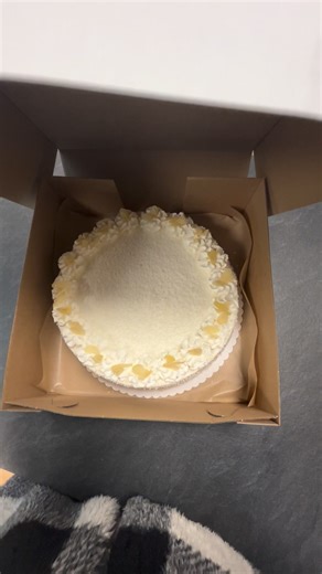 ✨ Rafaelo torta na objednávku! ✨ Lahodná kombinácia kokosu a mandlí v podobe neodolateľnej torty 🥥🎂 Jemná, krémová a dokonale sladká — jednoducho radosť pre chuťové poháriky! 💖 📅Objednávky prijímame vopred na telefónnom čisle 0905 712 338 | Cukráreň Siesta VT