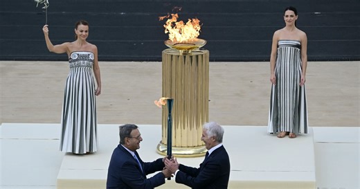 Italiens Stars Jasmine Paolini und Flippo Ganna tragen die Fackel der Winterspiele im historischen Olympiastadion Athens