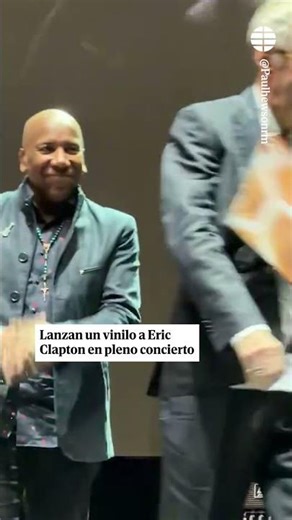 Momento en el que lanzan un vinilo contra Eric Clapton durante su concierto en Madrid