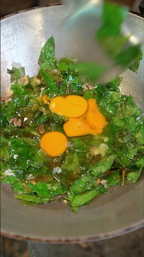 ‎ใบเหลียงผัดไข่ 🇹🇭 Bai Liang Leaves with Eggs #shorts #asmrfood #food #foodie