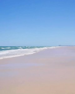 📍Henley Beach, Adelaide (filmed in early spring time). Adelaide takes the crown for having the best local beaches in Australia, in my opinion, and they are practically in our backyard! Just 15-20 minutes from the city center, you’ll find yourself in paradise: soft white sands, crystal-clear waters absolutely perfect for swimming, and all kinds of water adventures, all within a short drive, bike ride, bus or tram ride. We are surrounded by a stunning coastline! Each beach offers unique landscape