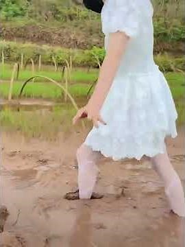 Girl in office dress wanna catch eel in the field , even her tights get muddy!