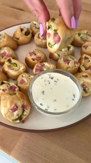 These Dill Pickle Pinwheels are the perfect 4 ingredient appetizer for any summer gathering! | Pillsbury
