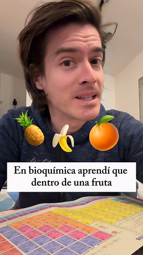 ¿Sabías que el aroma de la banana o la frutilla no está en la fruta en sí, sino en sus moléculas volátiles? 🍓 🍌 Acetato de isoamilo → banana 🍊 Acetato de octilo → naranja dulce 🍍 Butirato de etilo → ananá 🍓 Ésteres de metilo → frutilla Durante la maduración, las frutas producen ácidos y alcoholes naturales. Y cuando estos se combinan... ¡nace la magia! Se genera un éster, una molécula que viaja directo a tu nariz y le dice a tu cerebro: “esto huele a fruta fresca”. Así, una simple reacción 