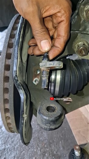 Fixing ABS Warning Light by Cleaning Sensor #carrepair #automobile #tips #brakesystem