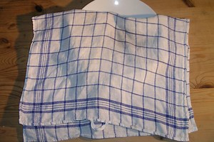 El gadget para colgar los trapos en la cocina que se instala en cualquier rincón sin taladros y sin dramas