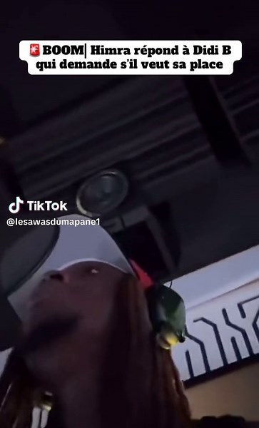 Himra en pleine séance studio à Dubaï