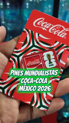 NUEVA PROMOCIÓN COCA-COLA MUNDIAL 2026! ⚽️ Estos son los pines mundialistas que #CocaCola lanzará por el mundial 2026, son 10 diferentes, la mecánica para conseguirlos es comprar en la tienda dos Coca-cola de 600 ml 5 pesos, aunque la mecánica puede variar dependiendo la zona. Su distribución comienza ya en estos días. | Coleccineando