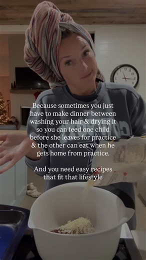Easy family friendly recipes + mom style over 40 on Instagram: "It’s called being a mom… we are just busy. But the family still has to eat. (And sometimes we need to wash our hair 😂) But for real… between getting kids to and from practices, laundry, other household chores, meetings and everything else in between slaving over dinner is the last thing you want to do. I’ll admit, making dinner used to be something I dreaded daily. Like so much so that I would find reasons to not make dinner. 🤦🏼‍