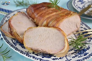 RETETA NOUA! Cotletul de porc cu bacon la cuptor este raspunsul meu la intrebarea care este cea mai frageda friptura de porc la cuptor. Gatit simplu, ati putea spune ca un cotlet de porc intreg la cuptor nu este chiar cea mai suculenta carne. Insa, daca imbraci cotletul porc in bacon, o sa vedeti ca lucrurile se schimba si devine cea mai buna friptura de Sarbatori! Reteta Video - https://youtu.be/9NVVsDcqBq0 Reteta scrisa, pas cu pas - https://www.reteta-video.ro/retete/cotlet-de-porc-cu-bacon-l