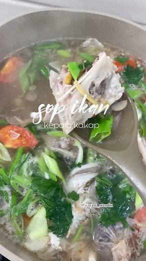 Yayuk Rahayu on Instagram: "assalamualaikum mak sop kepala ikan kakap ini beneran enak dan nyegerin 🥰ketimbang beli di resto kan mak meningan bikin sendiri tinggal cemplung2 aja jadi 😅resep dan cara masak ada di video yaa mak semoga bisa jadi referensi emak2 masak apa besok . teflonnya wooden handle aku pake dari @roichen.idn jatuh cinta no lengket2 😍😍 . #sopikan #resepsopikan #sopkepalaikan #sopikankakap #masakapahariini"