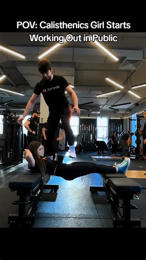 When a calisthenics girl starts working out, wait for the reactions 😎 #fyp #calisthenics #calisthenicsgirls #gym #calisthenicsreaction