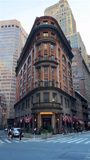 New York City architecture is a living timeline where centuries coexist in one walk 🏙️⏳From historic landmarks to hidden gems, every building tells a story 📖✨What makes NYC special is that you can see over 300 years of architectural history within just a few blocks 🤍🗽 1️⃣ Delmonico’s 🍽️🏛️ – Established in 1837, this iconic building housed America’s first fine-dining restaurant and introduced dishes like Eggs Benedict 🥚✨ 📍 56 Beaver St, Financial District 📌 2️⃣ New York Stock Exchange 💼
