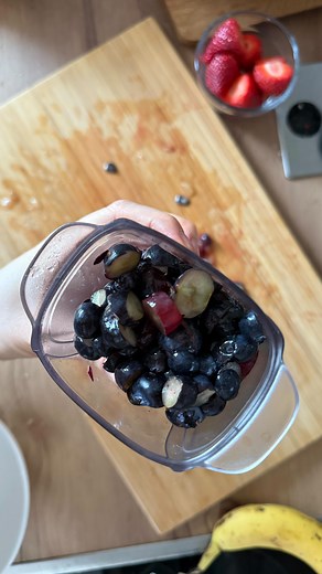 Patricia Lehnst on Instagram: "Unser Familienmüsli schmeckt Klein und Groß und immer, wenn ich es in der Story zeige, folgt eine Flut an Nachrichten von euch. ♥️ Anzeige | Hier also einmal für euch und wie es so wunderbar cremig und saftig wird 😍 🍌🍇 Familienmüsli 🍓🫐 Rezept @schlemmer.mix Zutaten: 500 g Magerquark 300 g Naturjoghurt (ich nehme griechischen 10%) 250 g Milch 1 guter Löffel Honig (Achtung! Nicht bei Kindern unter 1 Jahr!!) 200g zarte Haferflocken 1 großer Apfel (z.B. Elstar, Br