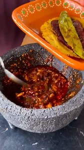 Esta salsita queda una chulada . Tomatillo Chile miracielo Chile puya Ajo Cebolla Sal algusto y listo | El Mas Carbon