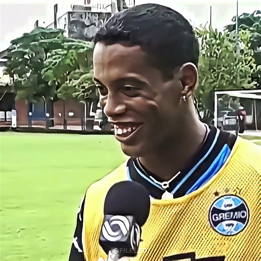 MAGIA. Ronaldinho transformou dribles em linguagem universal e fez o mundo se apaixonar pelo futebol outra vez. #ronaldinho #football #footballtiktok #barcelona