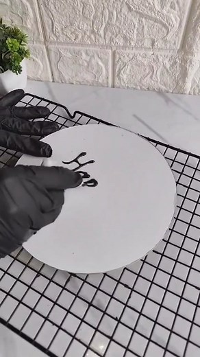 32 reactions | ¡Decora como un profesional! 療✨ Aprende a Usar la Manga Pastelera" ¡Aquí tienes el tutorial perfecto para dominar la manga pastelera! ✅ Es la herramienta ideal para darle ese toque especial a tus postres o escribir el nombre en tu pastel . ¿Listo para crear decoraciones increíbles? Guarda este tutorial y comienza a practicar hoy mismo! #decoracionpostres #mangaspasteleras #recetas #pasteleria #mujeremprendedora #emprendedora | Delicias PARA Vender | Facebook