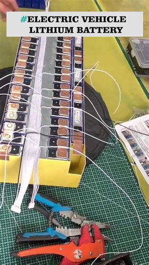 Electric vehicle lithium battery assembly