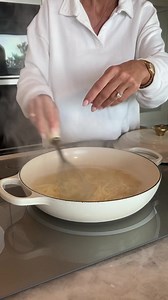 Quoi de plus gourmand et réconfortant qu’une décadente fondue au fromage.. 🫕🧀 Pour vous délecter de toutes les fondues réinventées et en mettre plein la vue à vos invités, procurez-vous l'ensemble Evolution édition Cassandra Loignon! 😍 | Fondussimo