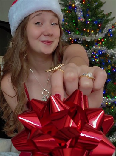 your my present this year 🎄❤️ free subbies now on my pages 😉❤️. #holiday #explore #dance #trending #funny