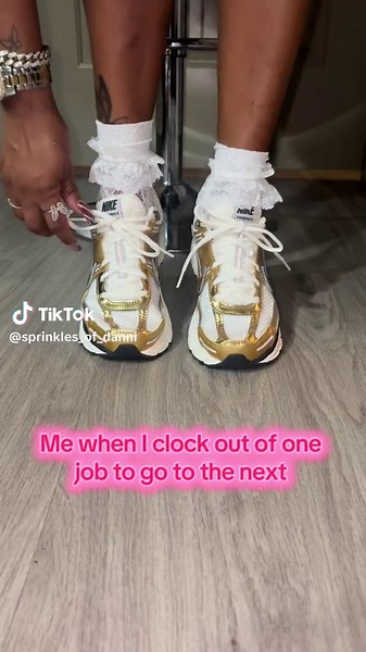 From day to night 🌗 #goldheels #goldsneakers #heelvssneakers #classyheels #goldshoes