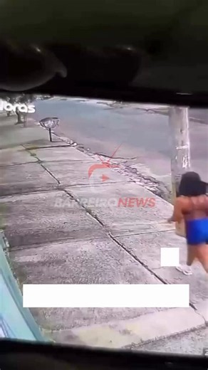 Uma jovem relatou ter sido perseguida por um homem que praticava atos obscenos em plena rua no bairro Jardim Riacho das Pedras, em Contagem, na Região Metropolitana de Belo Horizonte. O episódio aconteceu no fim da tarde desta terça-feira (26), enquanto ela voltava da academia para casa.Segundo a vítima, ela só percebeu que estava sendo seguida após ser avisada pelo síndico do prédio. Câmeras de segurança registraram o suspeito acompanhando a jovem enquanto cometia o ato criminoso. Mesmo após el
