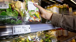 How do supermarkets manage expiration dates? [2025] | QAQooking.wiki