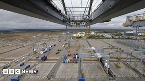 London Gateway 'super-port' welcomes first vessel