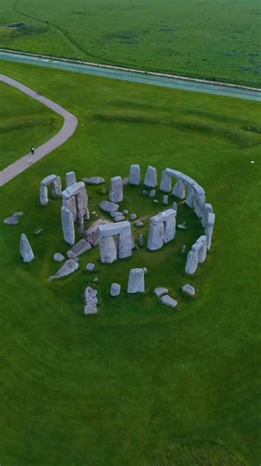 Stonehenge isn’t just a monument… it’s a 4,500-year-old mystery. 🗿✨ Massive stones weighing up to 50 tons, perfectly arranged by ancient builders with no modern technology. How did they move them? Why was it built? No one truly knows. Some believe it was a sacred temple. Others think it was an ancient calendar aligned with the sun during the solstices. But one thing is certain… standing there feels like stepping into another time. Stonehenge proves that history still holds secrets waiting to be