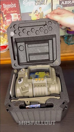 UNBOXING & BOOTING UP THE NEW PIP-BOY 3000!