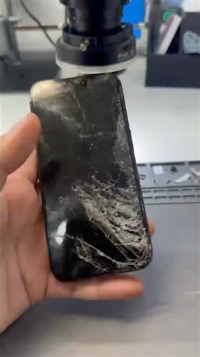 “iPhone TOTALMENTE DESTROZADO… ¿Tiene arreglo?” #iphonelopisaunauto