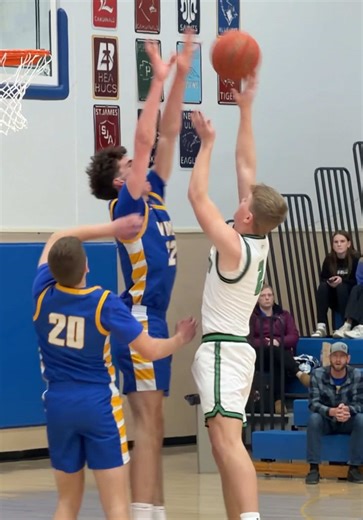 Windom Basketball Team Defeats Pipestone in Close Match
