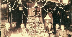 20 Rare Vintage Photos of Christmas From the Victorian Era