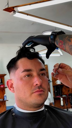 ✂️ ¿Qué es un corte Fade y por qué todos lo quieren? ✂️ El corte Fade es uno de los estilos más populares en la barbería moderna, y aquí tienes todo lo que necesitas saber: ✅ Definición: Se caracteriza por un degradado que va de más corto a más largo, creando una transición suave en los laterales y la nuca. ✅ Versatilidad: Puede combinarse con cualquier estilo en la parte superior, desde pompadours hasta texturizados. ✅ Tipos: • Low Fade: Degradado bajo, sutil y elegante. • Mid Fade: Degradado m