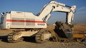 Liebherr R9100 loading Bell B50D | Alat Berat Mania