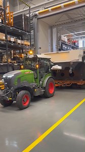 Der elektrische Fendt e100 V Vario eröffnet völlig neue Möglichkeiten! ⚡🚜 So auch bei DMG Mori: Seit kurzem wird der Fendt e100 V Vario für den innerbetrieblichen Transport der fertiggestellten Maschinen eingesetzt. Als erster Traktor in Serienproduktion mit Elektroantrieb arbeitet er emissionsfrei und mit geringerer Geräuschbelastung – perfekt für den Einsatz in den Hallen! Auch die lange Akkureichweite hat DMG Mori überzeugt. Überzeuge Du Dich jetzt auch! 🔋 | Fendt