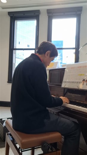 今夜18時半～21時、今年最後のコンサート‼️入場無料で普通は入れない横浜市イギリス館にご招待💕お待ちしています。最後にみんなで、この曲を歌いますよ🎵ハッピー・クリスマス ピアノ即興詩人かわせひろし♪