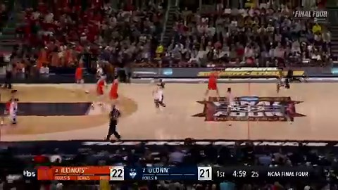 After not scoring a bucket in 5 mins, Connecticut pulls out maybe their most creative Hi Low set up of the season: