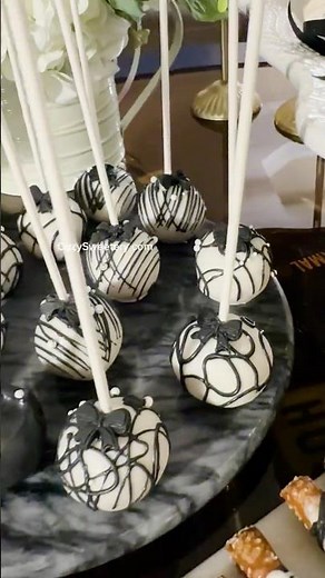 Black and white cake pops are beginner-friendly and great for clean, modern designs. #cakepop