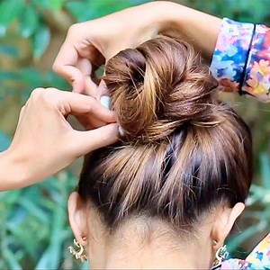 ✨Quick Full Volume Messy Bun✨ Don’t we all love our messy buns, they are comfy and can look super glamorous too. There is a bun for every occasion🧡 🅢🅣🅔🅟🅢 1- Back comb your hair in big sections using a paddle brush. This will add subtle volume in your hair all over 2- Take a puff, twist it a couple of times and secure at the back 3- Using your fingers. Take all your hair into a high ponytail and start twisting it around forming a bun 4- Use a cotton rubber band and secure it. Make sure to p