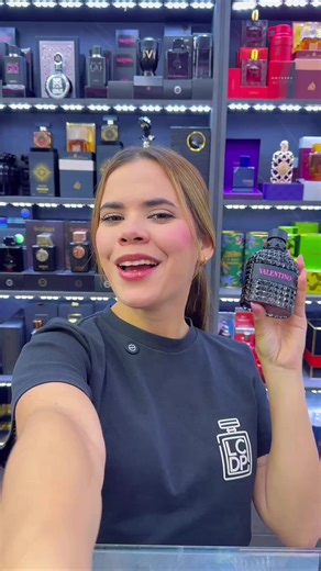 ¡La elegancia no se dice , se Grita! Y si es con Valentino Uomo Born in Roma , una fragancia que ustedes agotaron en tiempo récord y que ahora nos llegó en lujo 😍😍😍 ¡Ya disponible en nuestras tiendas ! Por aquí no manejamos precios déjanos saber de donde nos escribes y te remitimos a tienda o escríbenos a atención online 04123421305 en Caracas 🙌🏼✅ #perfumetok #perfumetiktok #fragancias #valentinouomo #fragancia