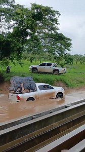 Ayy papa #toyota #hilux pasando #rio #cresido 🦾🦾 | Estix Trd