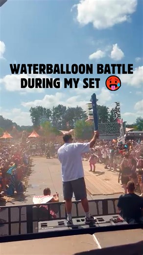 An epic battle took place during my set at Defqon.1 WHITE - with waterballoons! A well needed refreshment 🥵 Thanks to MC Synergy for hosting and Q-dance for arranging this absolute madness 😁🤙 | Geck-o