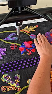 You all know I love the combination of ruler quilting and hand-guided free-motion quilting. There’s just something magical about seeing the two come together and watching how they elevate a quilt. ✨ As a filler in the outer border, I’m quilting this fun echo pebble design with an occasional tiny feather—just a little nod to those beautiful hand-appliqué shapes in the quilt. It’s playful, textured, and so fun to stitch! I’m still deciding whether or not I’ll add quilting on top of the appliqué, b