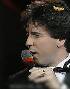 193K views · 4.8K reactions | Interpreto las mejores canciones románticas. Pero nunca quiso ser famoso Parte 3 | La Maquina del tiempo + | Facebook